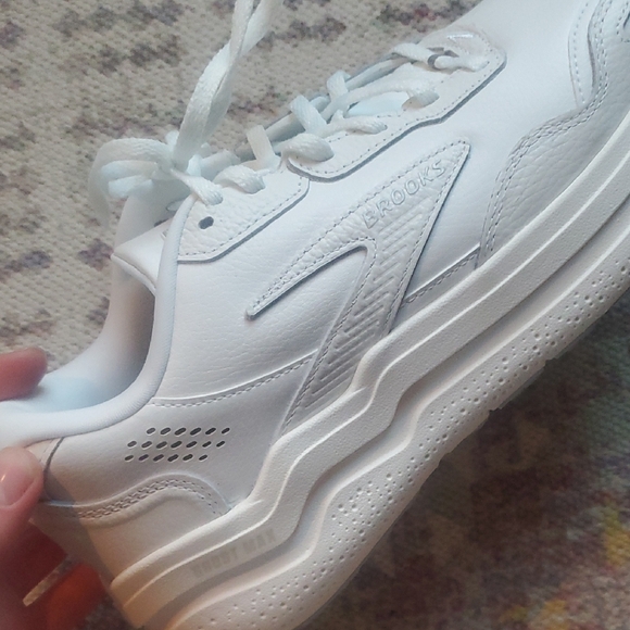 NEW Brooks White Ghost Max Lace-Up Sneakers Womens 11 - Picture 3 of 5